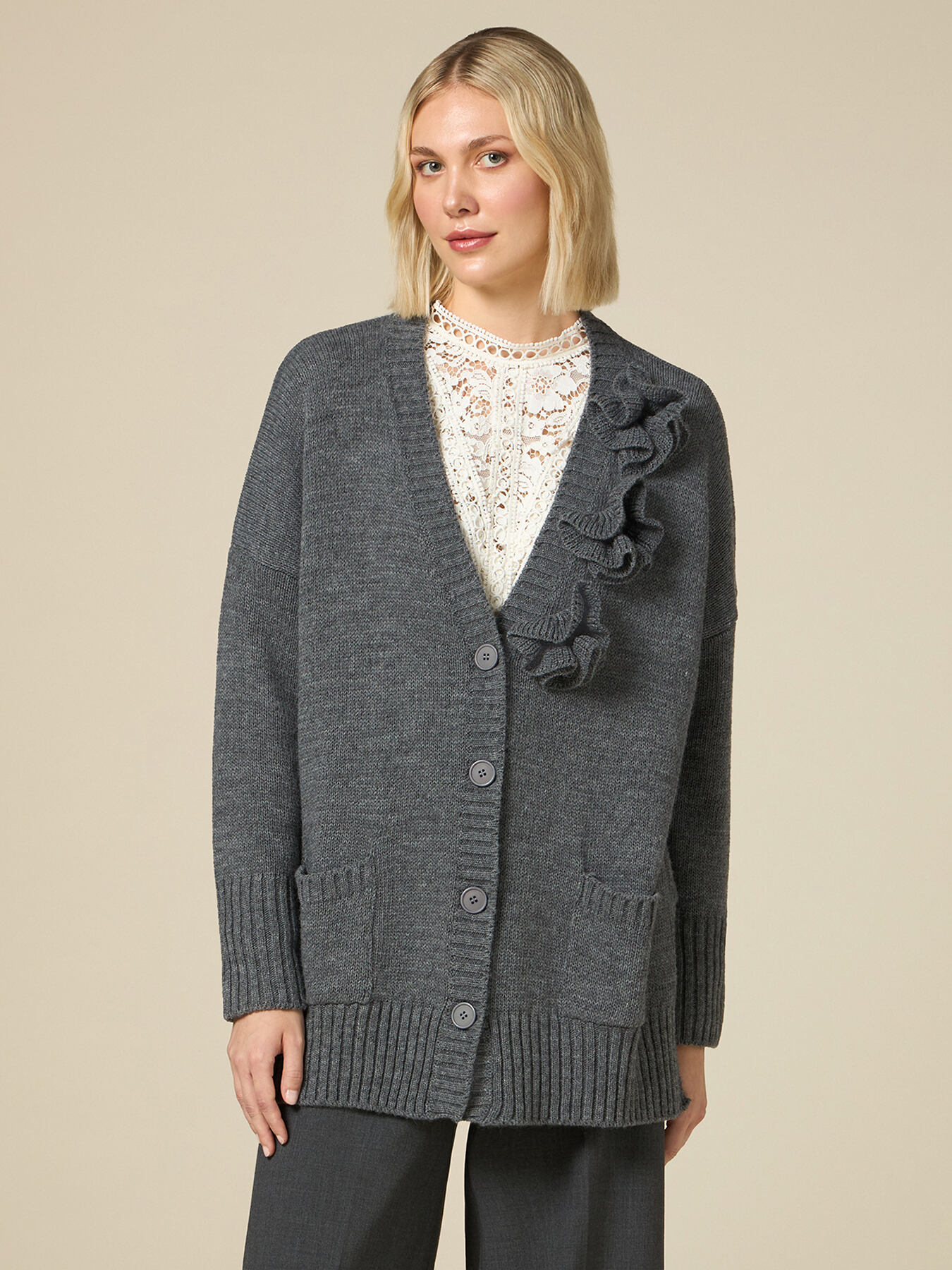 Cardigan large avec fleurs en tricot image number 0