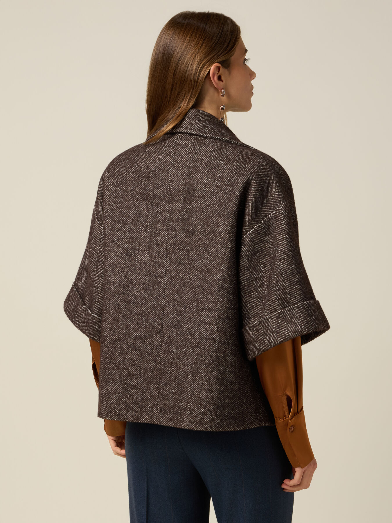 Capa cruzada mezcla de lana con broche image number 1