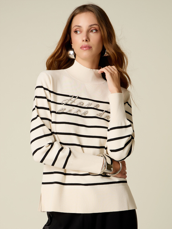 Strickpullover mit Schmuck-Schriftzug-Stickerei