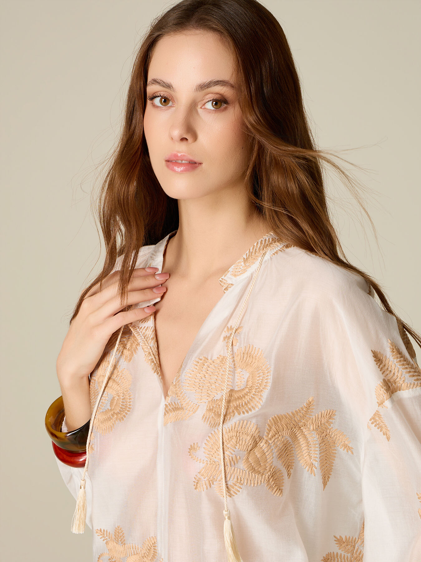 Bluse aus Lyocell-Mischung mit Stickereien image number 2