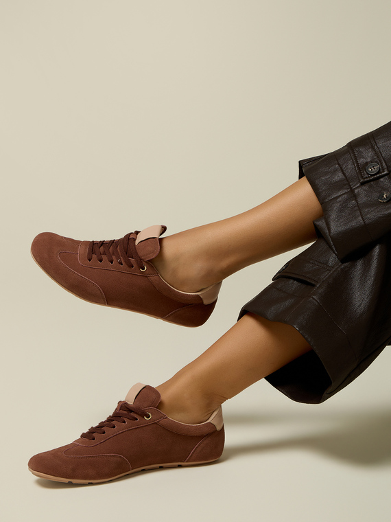 Vintage sneakers with contrasting detail
