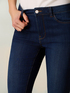 Jeans mit dekorativen Nieten image number 2
