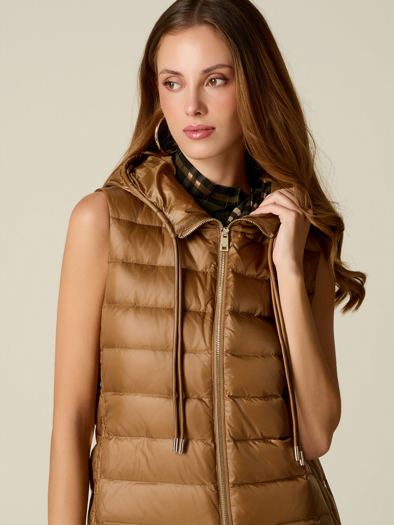 Lightweight sleeveless hooded puffer jacket image number 2