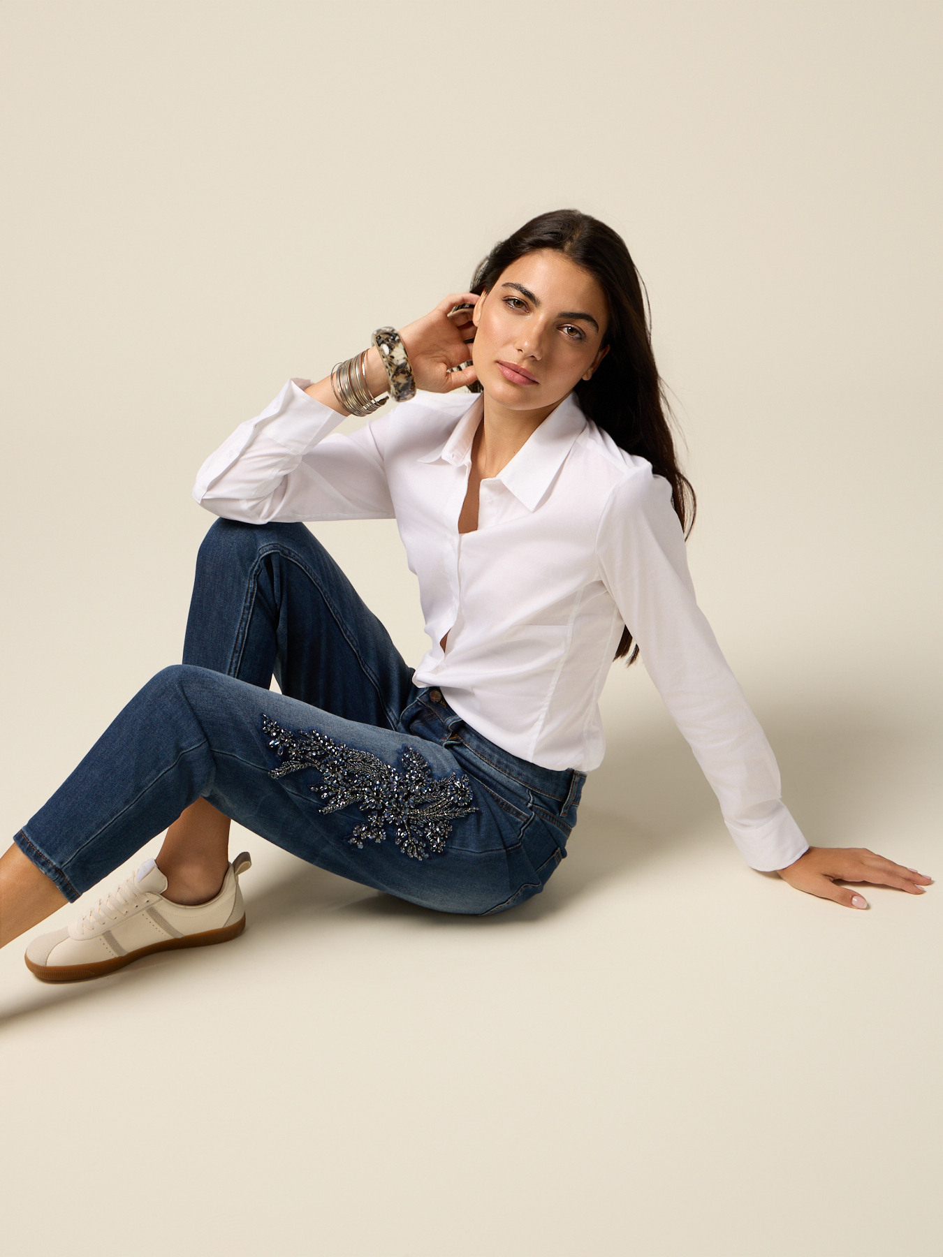 Regul&auml;re Jeans mit Schmuck-Patch image number 0