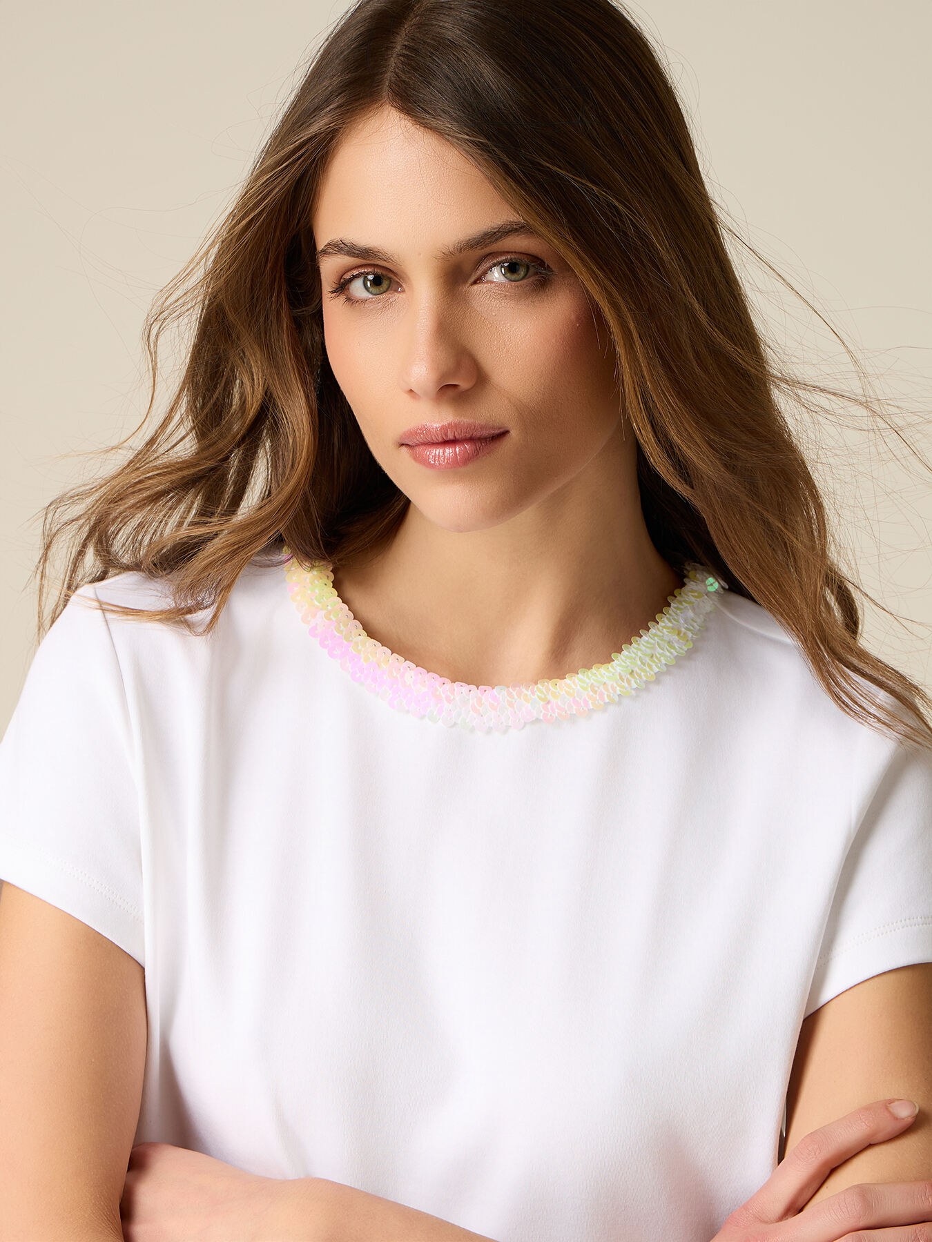 T-shirt avec d&eacute;tail paillettes image number 2