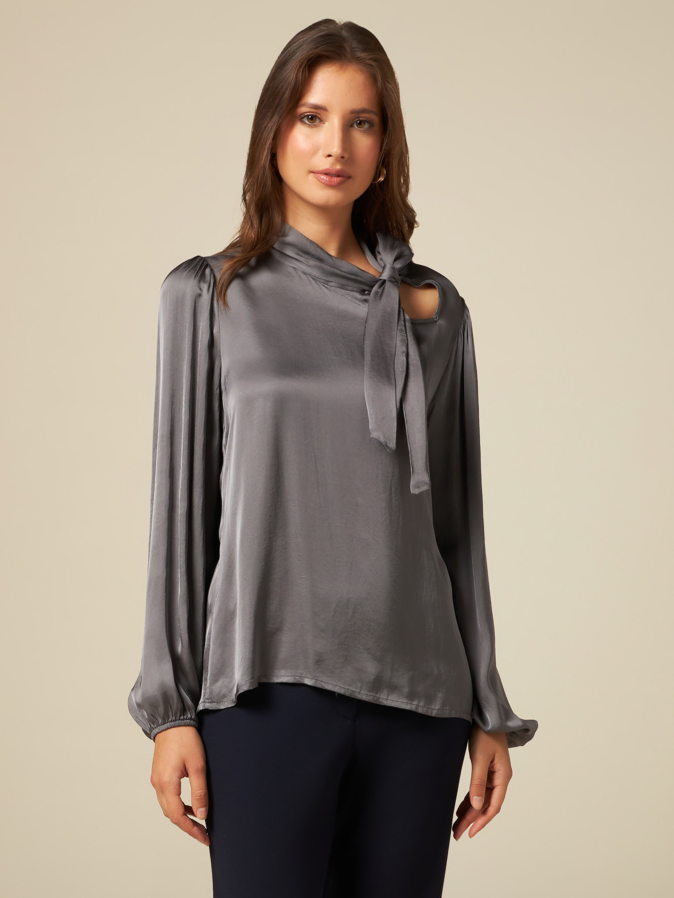 Blusa in raso con fiocco image number 0