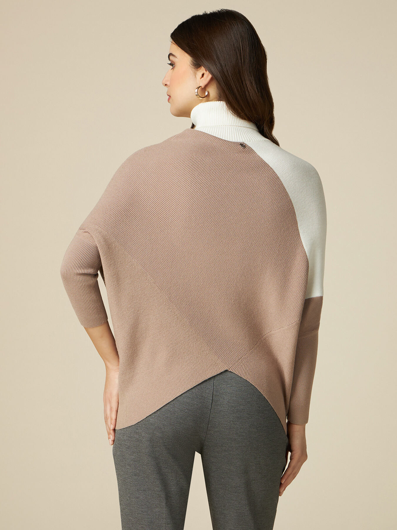 Pull &agrave; col roul&eacute; asym&eacute;trique bicolore image number 1