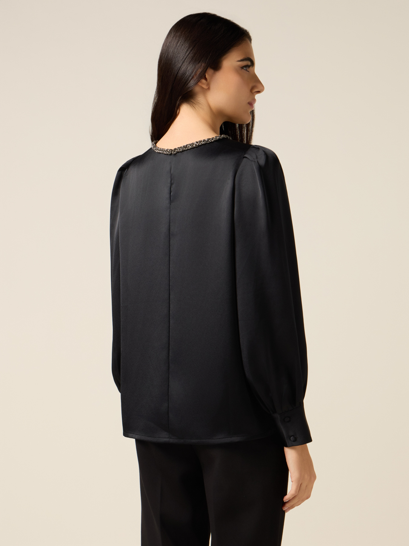Bluse aus Satin mit Schmuckdetail image number 1