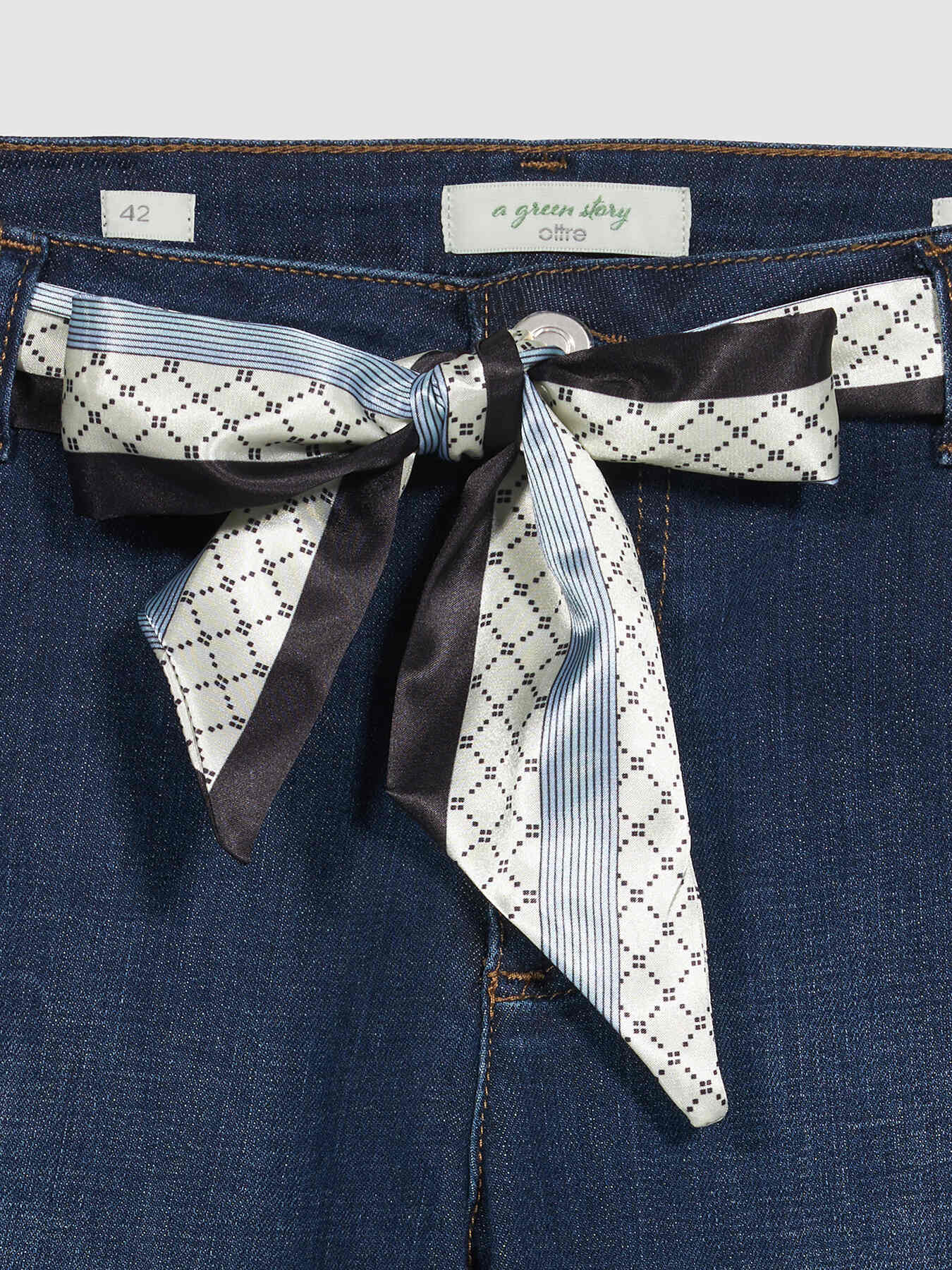 Vaqueros chinos Madrid con fular image number 5