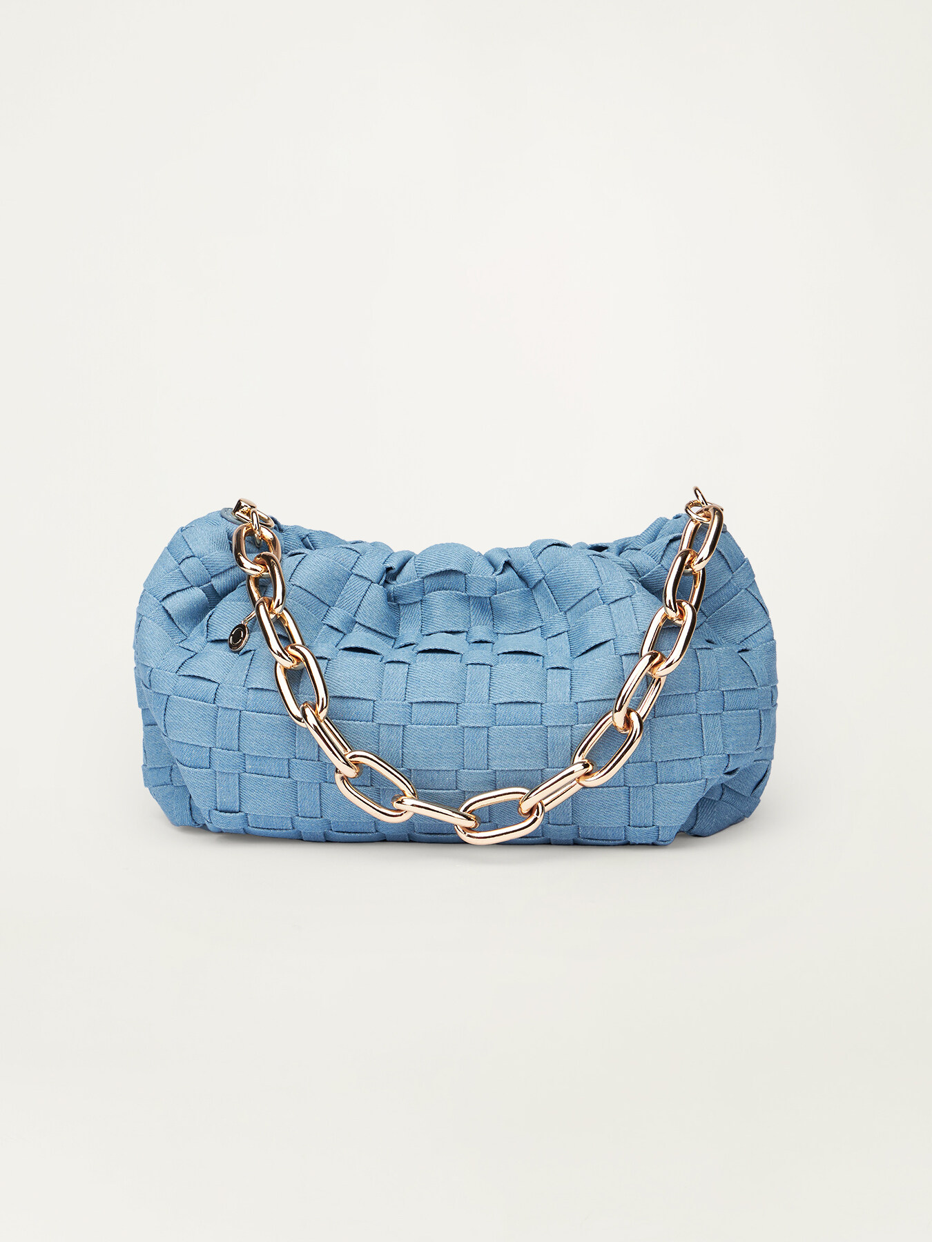 Geflochtene Pouch Bag aus Denim image number 1
