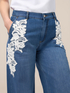 Jeans palazzo con bordados decorativos image number 2