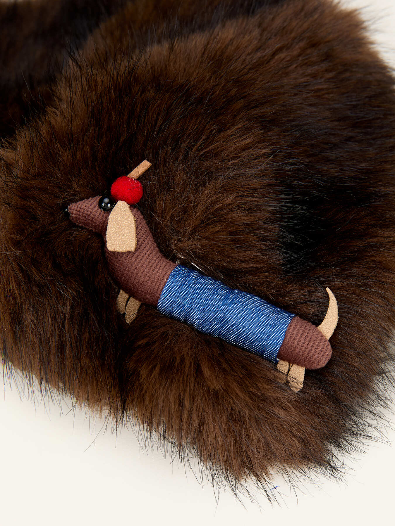 Fur collar with brooch and settings image number 1