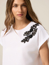 Camiseta de punto con parche de joya image number 2