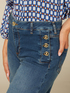 Jeans cropped con dettaglio di bottoni image number 2