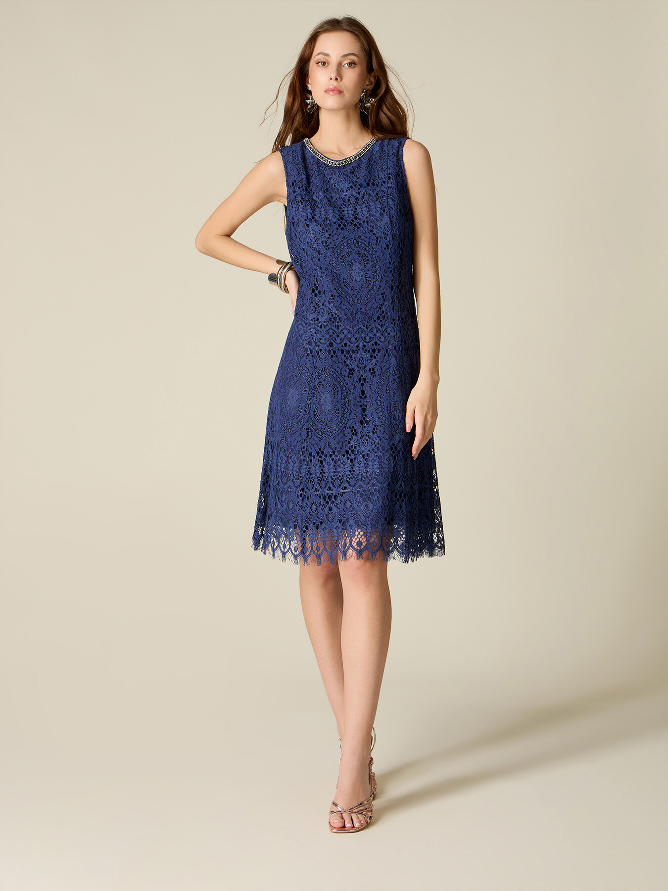 Spitzenkleid mit Schmuckdetail image number 0