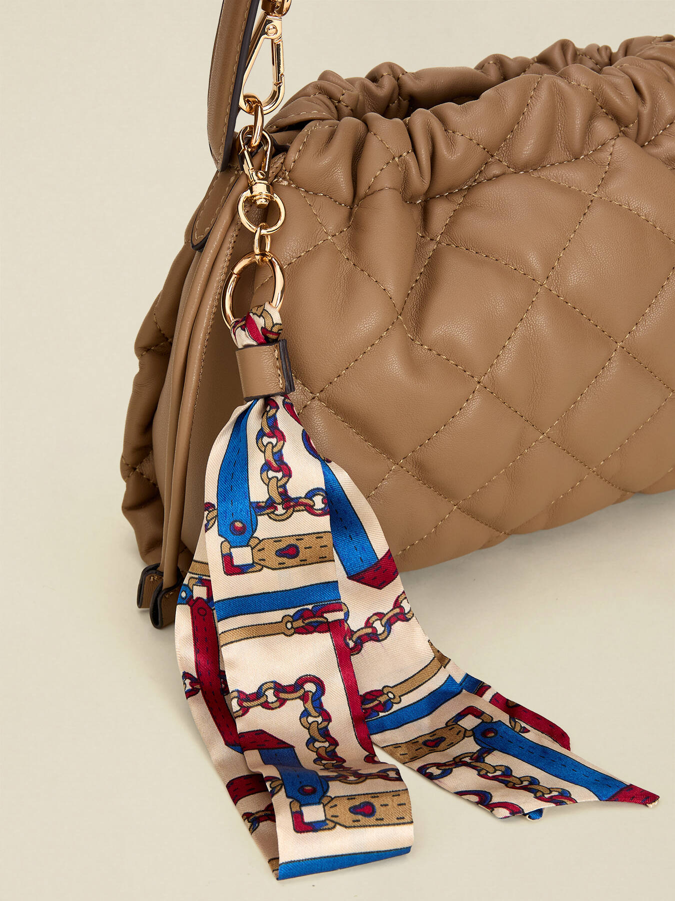 Gesteppte Tasche mit Kordelzug und Charm image number 3