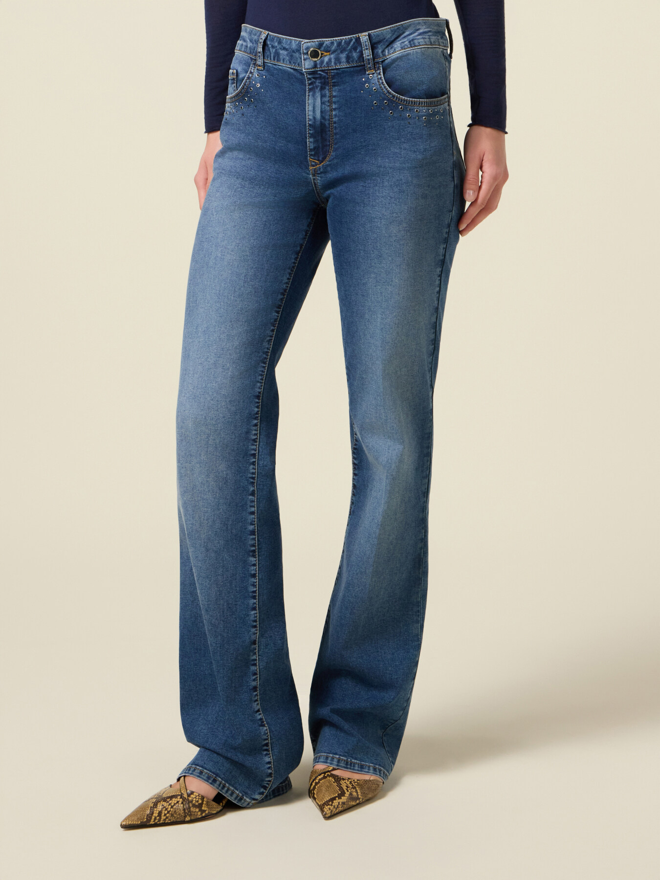 Jean flare en denim avec clous image number 3