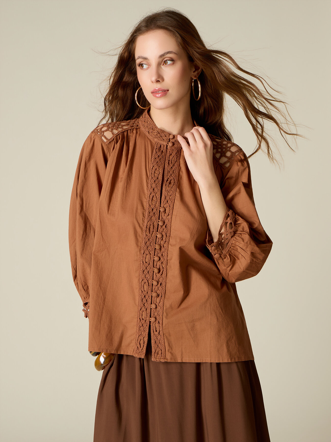 Blouse en coton avec inserts en macram&eacute; image number 0