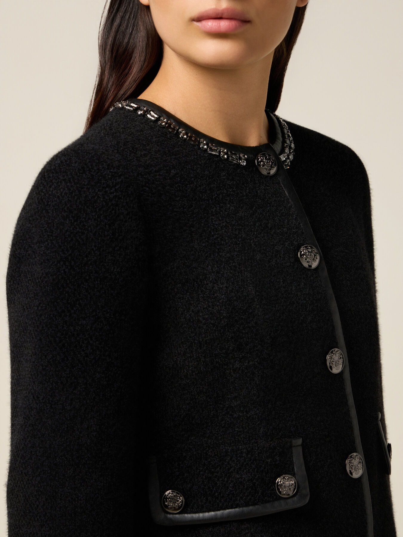 Chaqueta corta con piedras image number 2