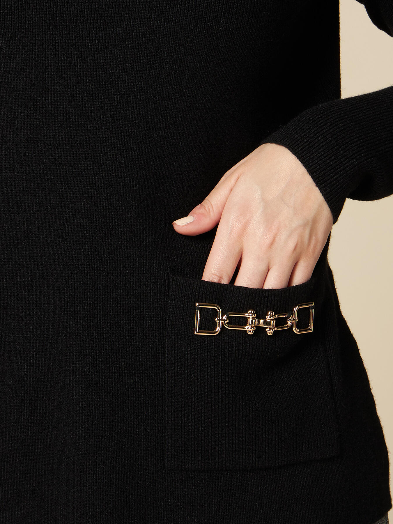 Jersey de cuello alto con bolsillos y cadenas image number 2