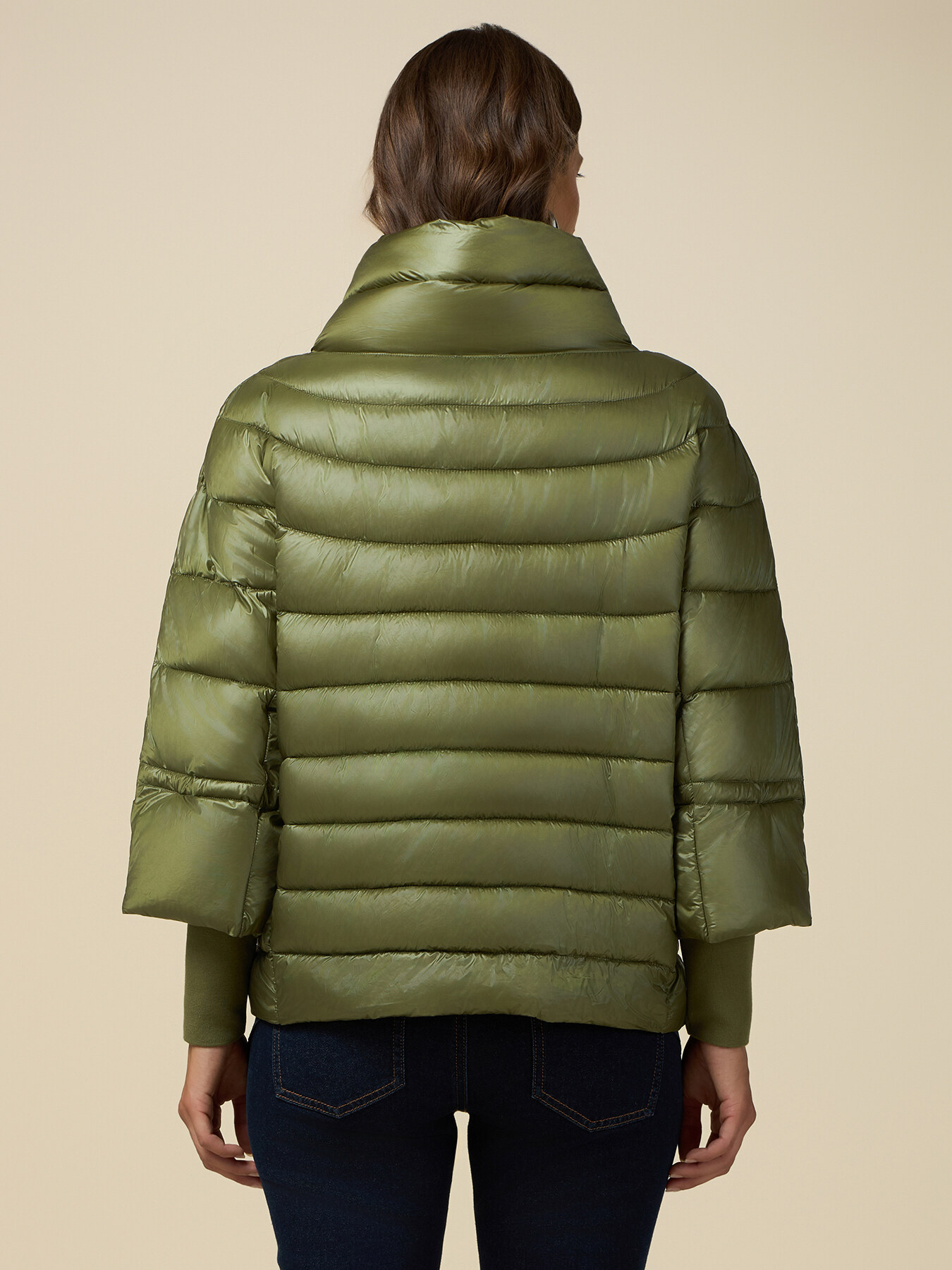 Piumino a cappa con manicotti image number 1