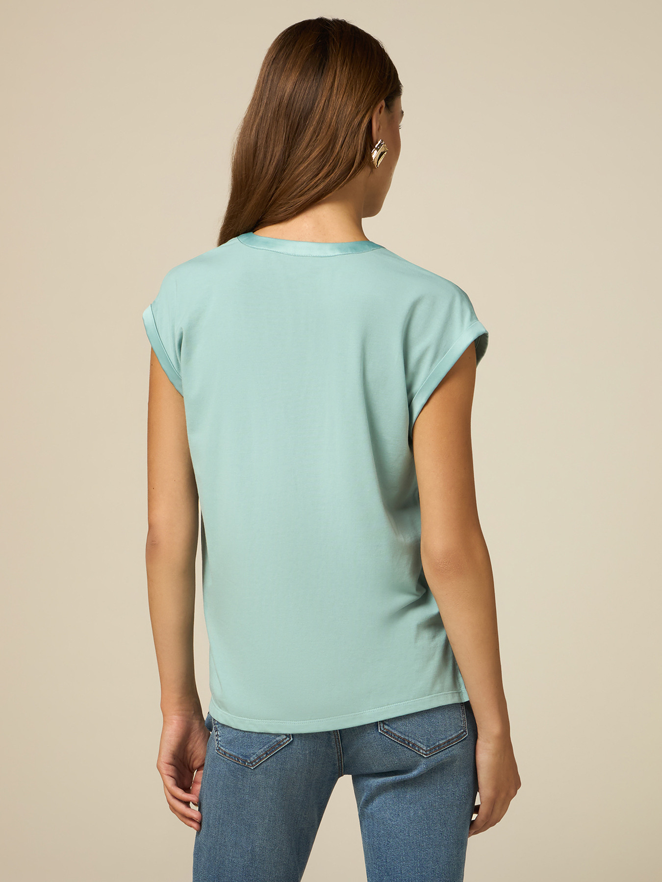 T-Shirt aus Bi-Materialien mit V-Ausschnitt image number 1