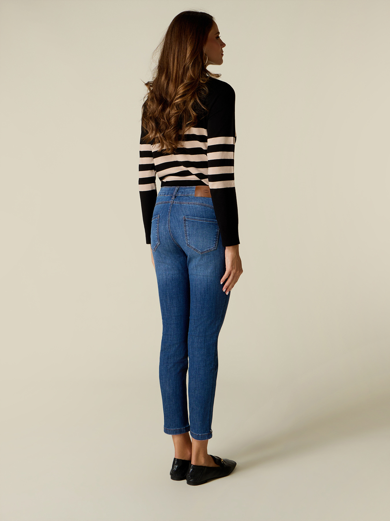 Washed skinny jeans with studs on the leg hem image number 1