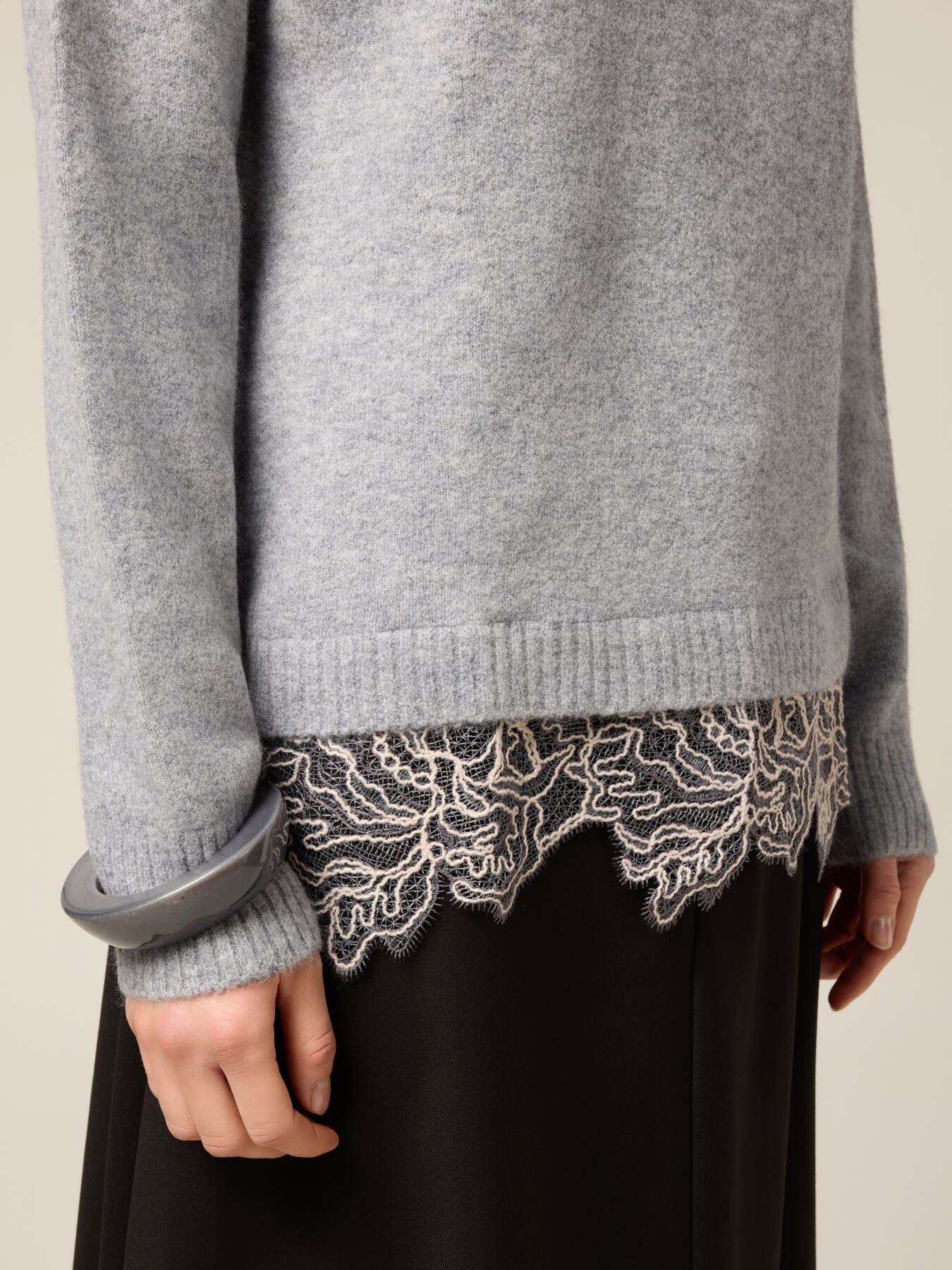 Rundhals-Pullover mit Spitzenrand image number 2