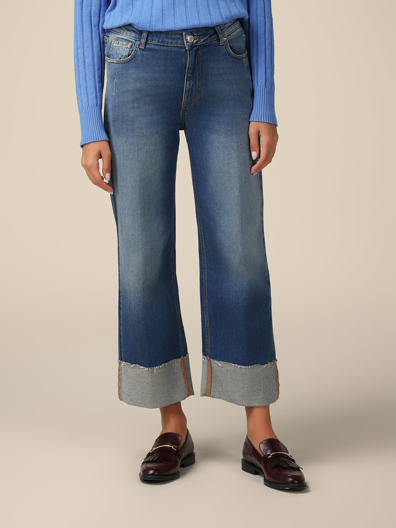 Cropped jeans with turn-up image number 3