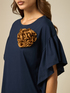 Camiseta con broche en forma de flor image number 2