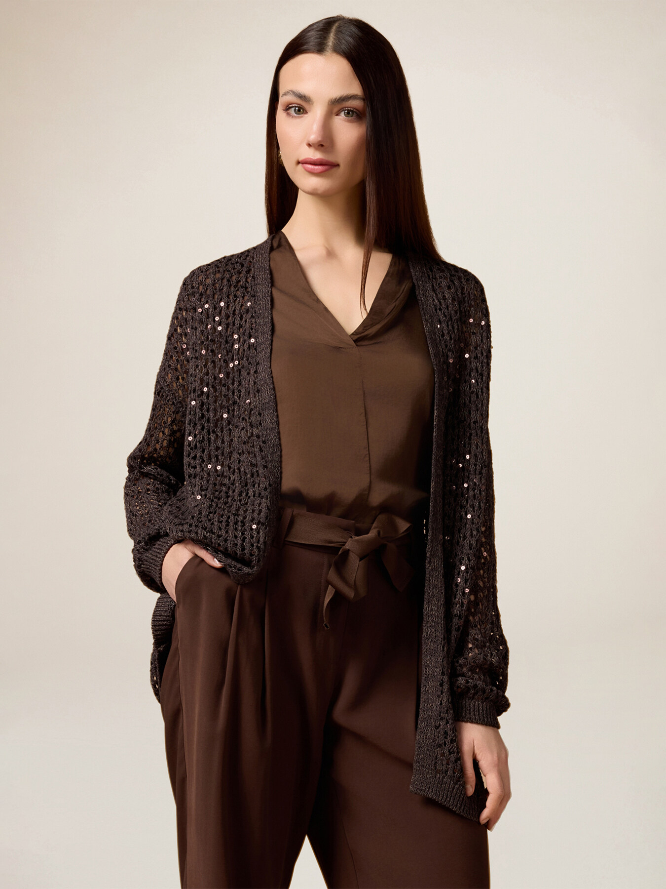 Durchbrochene Strickjacke mit Pailletten image number 0