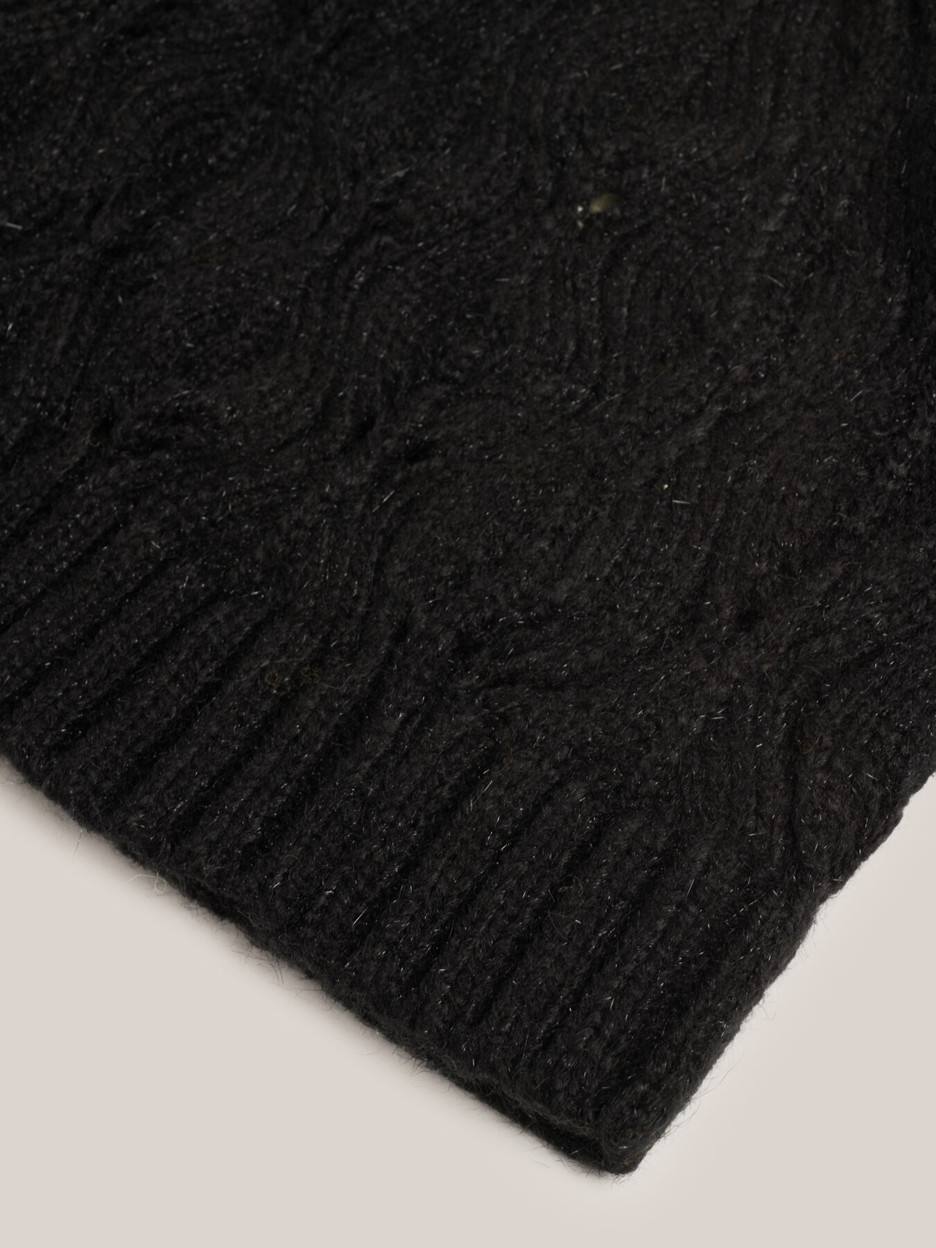 Gorro elaborado con trenzas image number 2