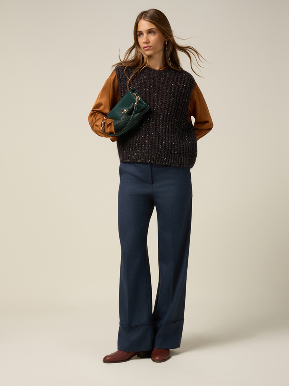 Pantalones wide leg flare con dobladillo