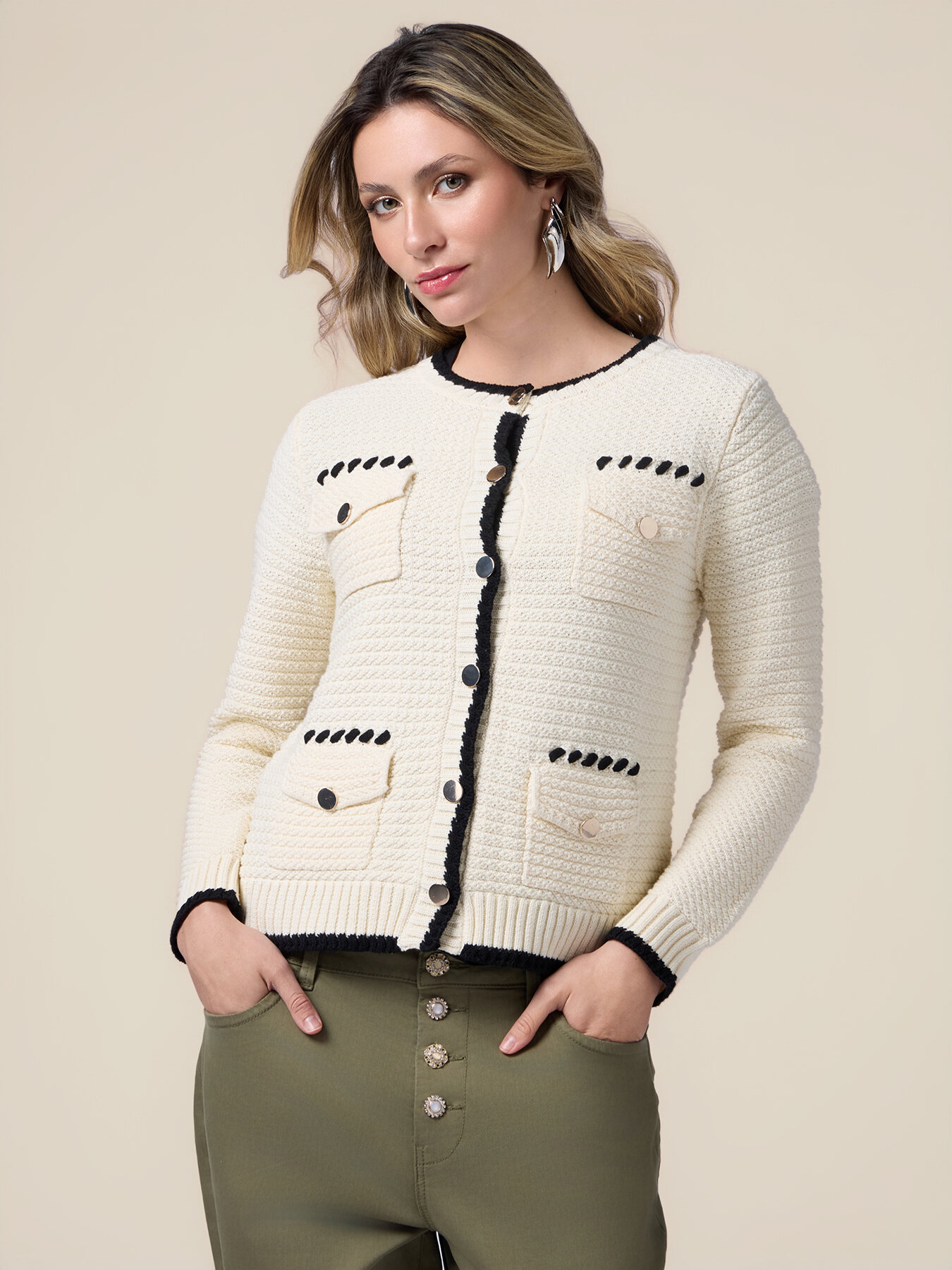 Strickjacke mit Taschen und Kontrastdetails image number 0